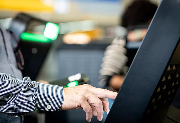 輕輕一點(diǎn)觸摸自助服務(wù)終端改進(jìn)學(xué)校生活